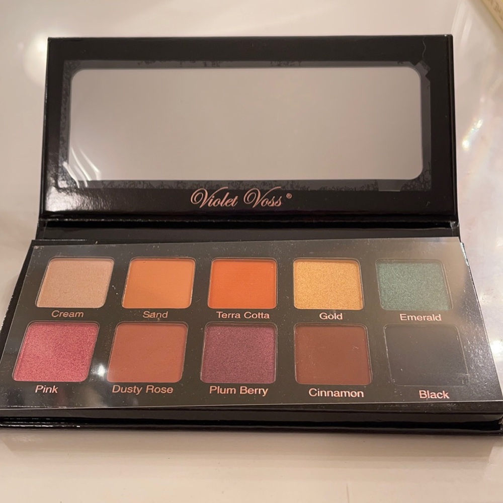 Violet Voss Essential Pro Series eyeshadow pallet